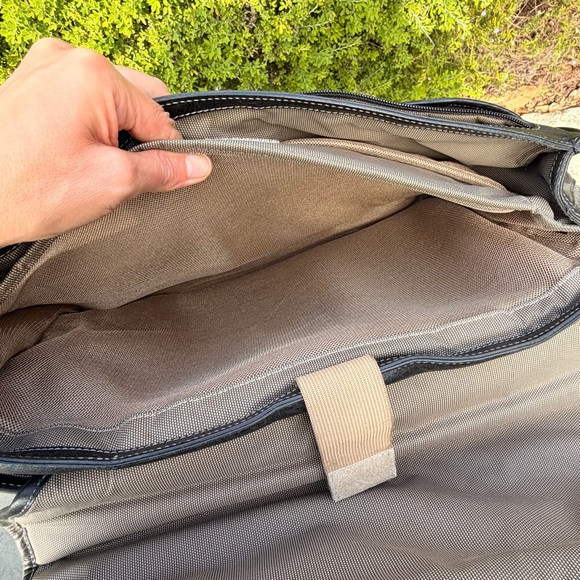 Johnston & Murphy black leather Messenger Laptop Carry On Bag Briefcase - Picture 9 of 11